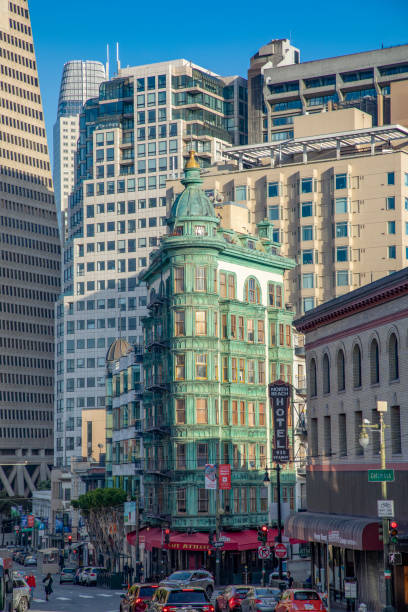 alter kupfergrüner kolumbusturm, auch sentinel-gebäude genannt, mit der transatlantischen pyramide im hintergrund - columbus tower stock-fotos und bilder