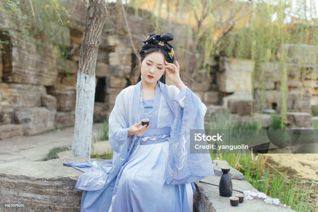 중국 한족 의상 미녀가 야외에서 마신다 25-29세에 대한 스톡 사진 및 기타 이미지 - 25-29세, 경관, 고대의 - iStock