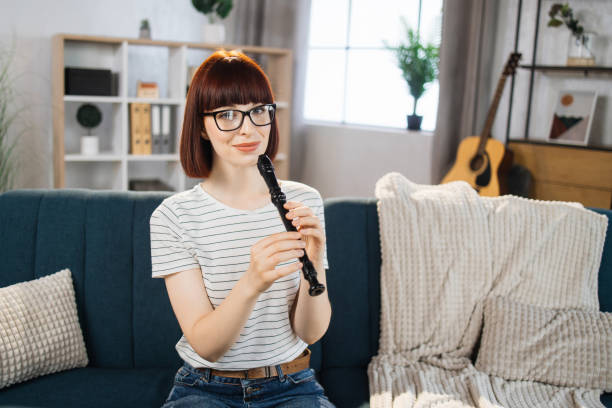 un professeur de musique donne une leçon sur la pratique d’un instrument de musique sur internet. - flute musical instrument music key photos et images de collection