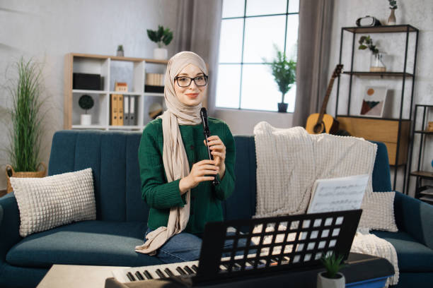 イスラム教徒の音楽教師は、インターネットを介して楽器を演奏するレッスンを行います。 - flute musical instrument music key ストックフォトと画像
