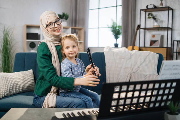 petite fille mignonne avec professeur de musique musulman ayant une leçon de flûte à l’école de musique. - flute musical instrument music key photos et images de collection