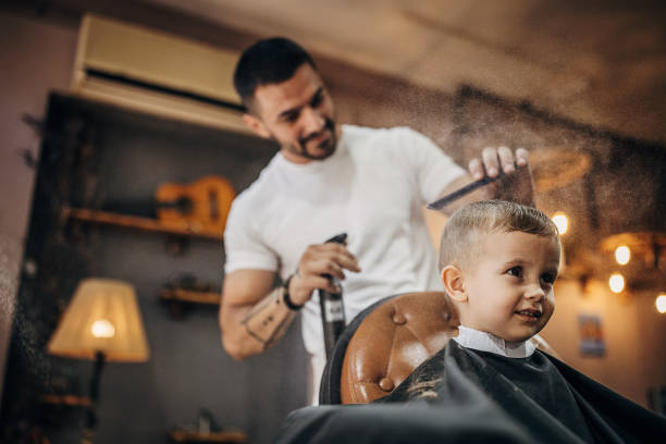 ragazzino sveglio al negozio di barbiere che ottiene il suo hairut - brilliant cut foto e immagini stock