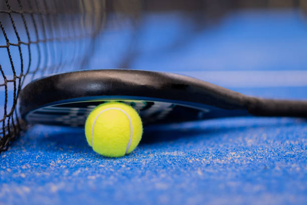 padel- oder tennisschläger und ball aus nächster nähe - racket ball indoors competition stock-fotos und bilder