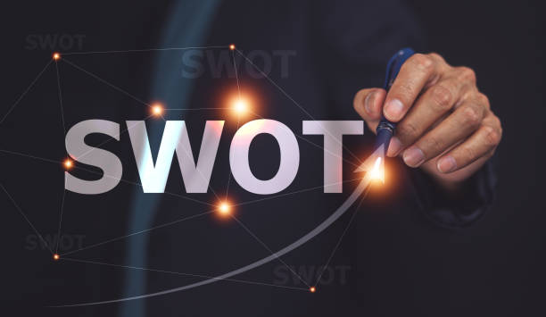 empresario dibujando estrategia de análisis foda para el plan de negocios y el crecimiento - swot analysis fotografías e imágenes de stock