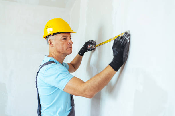 istock Male engineer working with a tape measure at renovation sites 1407099345