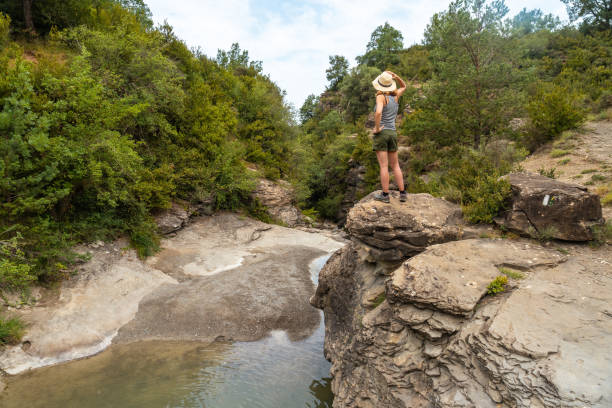 una donna che si gode la montagna tra las latas a larrede vicino a sabiñanigo vicino a un fiume, pirenei - pyrenean foto e immagini stock