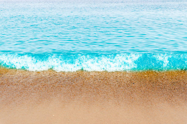 onda do mar azul, praia de areia dourada, espuma branca, água do oceano turquesa. close-up.conceito de férias de verão. cenário de férias da ilha tropical, modelo de design de banner de viagem turística, espaço de cópia. - 13589 - fotografias e filmes do acervo