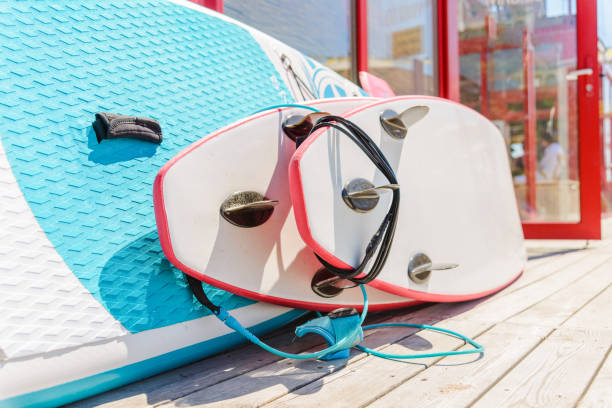 wypożyczalnie desek surfingowych czekają na turystów na letniej gorącej plaży. zbliżenie. - 13633 zdjęcia i obrazy z banku zdjęć