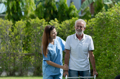 Doctors are helping senior patients learn to walk and exercise in the lawn of the house.