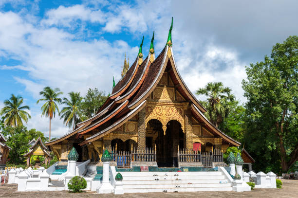 храм ват сиенг тхонг, луангпхабанг, лаос - wat стоковые фото и изображения