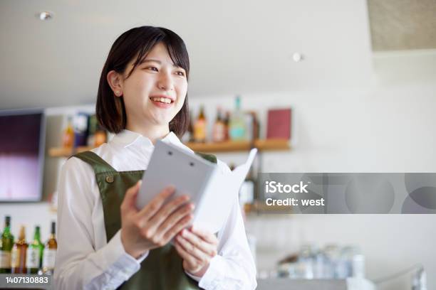 カフェで働く若い日本人女性