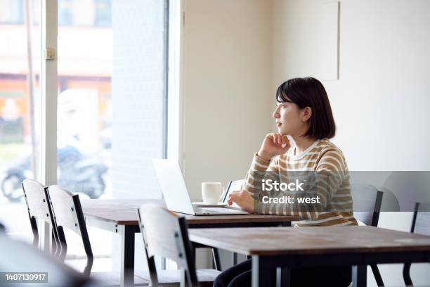 カフェでくつろぐ日本人若い女性