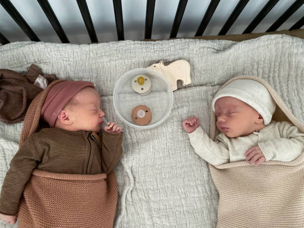 спящий новорожденный мальчик и девочка близнецы - twin newborn baby baby girls стоковые фото и изображения
