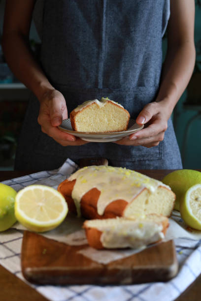 torta al limone con glassa al limone - contemporary domestic room sparse indoors foto e immagini stock