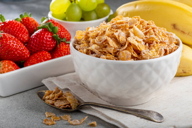 cornflakes in der schüssel mit beeren auf dem tisch. - dry strawberry dried food fruit stock-fotos und bilder