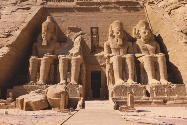 a vista principal de uma entrada para o grande templo em abu simbel com antigas estátuas colossais de ramsés ii - temple of luxor hypostyle hall - fotografias e filmes do acervo