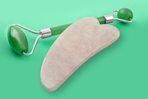 wellness i beauty masaż stone and jade roller - rosenquarz zdjęcia i obrazy z banku zdjęć