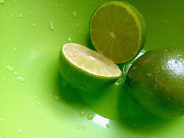 limones - lime fruit citrus fruit portion fotografías e imágenes de stock