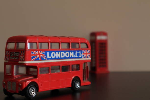 背景に英国の古典的なキャビンとミニチュアダブルデッカーヴィンテージバスのおもちゃ。 - bus double decker bus london england uk ストックフォトと画像