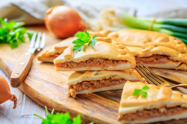 empanada gallega - 참치, 갈리��시아 및 스페인 요리로 채워진 전통적인 파이 - salmon cake 뉴스 사진 이미지