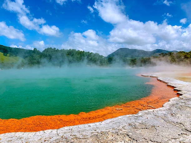 piscina de champán turquesa en el parque wai-o-tapu, rotorua, nueva zelanda - new zealand geyser champagne park fotografías e imágenes de stock