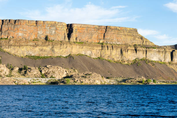 banks lake and the walls of grand coulee in steamboat rock state park in eastern washington state, usa - grand coulee dam imagens e fotografias de stock