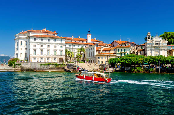 bellissimo porto dell'isola bella con il palazzo barocco borromeo situato all'interno del lago maggiore (lago maggiore), vicino a stresa, italia - lo foto e immagini stock