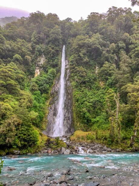 thunder creek falls, col haas, parc national mount aspiring sur la côte ouest, nouvelle-zélande - chutes de huka photos et images de collection
