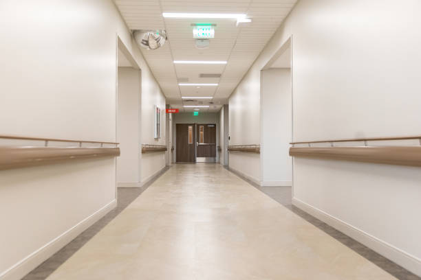 hospital corridor with exit doors at the end - free entrance imagens e fotografias de stock