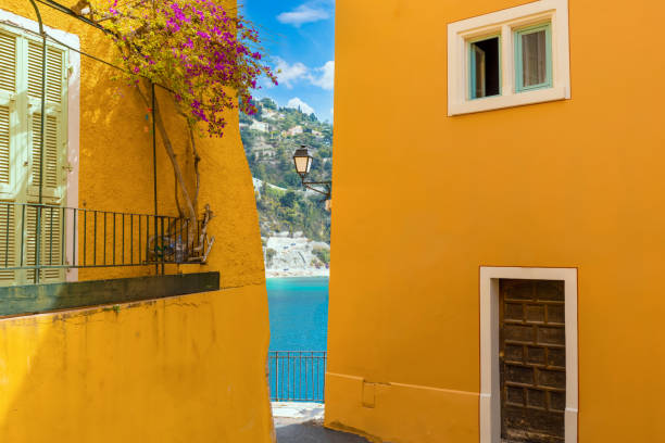 frankreich, côte d'azur, villefranche alte stadtstraßen im historischen stadtzentrum in der nähe der strandpromenade - villefranche sur mer stock-fotos und bilder