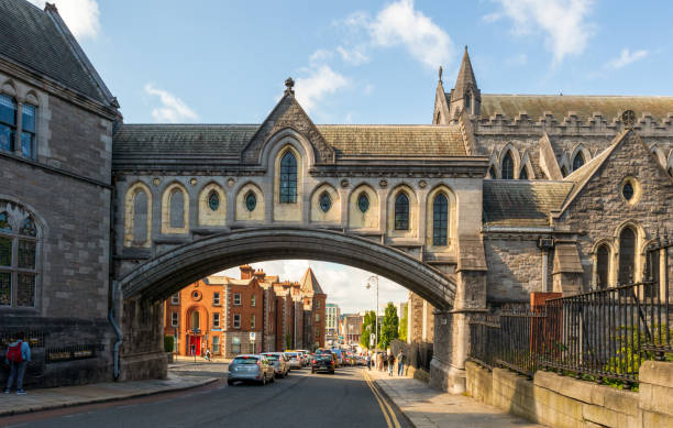 el puente a synod hall, el edificio que alberga dublinia, parte de la catedral de la iglesia de cristo de dublín en dublín, irlanda - dublin ireland place of worship church travel destinations fotografías e imágenes de stock