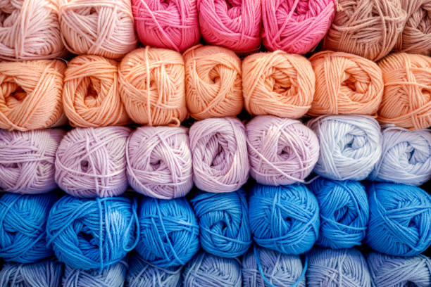 pile de boules de fil de différentes couleurs - multi colored variegated wool colors photos et images de collection