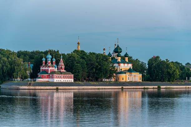 vue pittoresque sur la ville d’ouglitch depuis la volga. anneau d’or de la russie. - russian orthodox orthodox church cathedral russian culture photos et images de collection