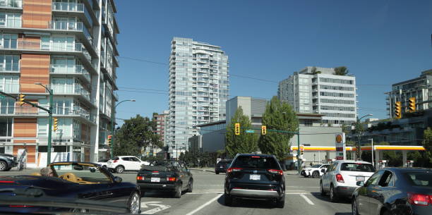 east 2nd avenue en main street en vancouver, canadá - canada urban scene stoplight clear sky fotografías e imágenes de stock