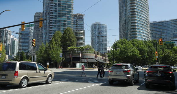 cruzando pacific boulevard en vancouver, canadá - canada urban scene stoplight clear sky fotografías e imágenes de stock