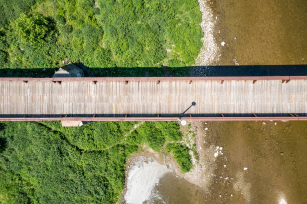 aéreo the plywood patch bridge en grand river, brantford, canadá - ontario spring bicycle city life fotografías e imágenes de stock