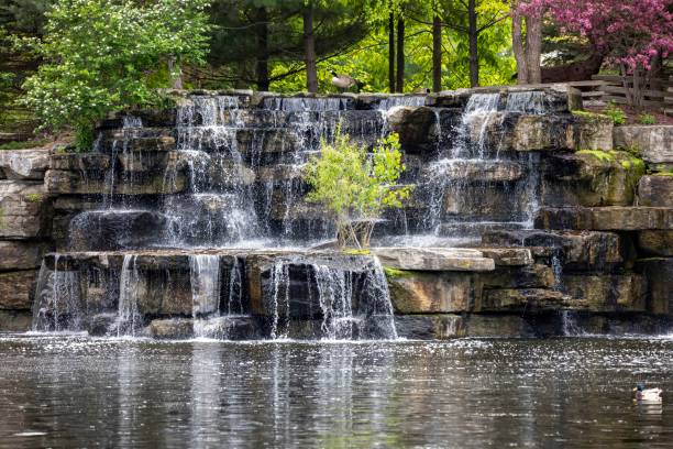 la cascade artificielle dans le parc d’état - fountain water stone falling water photos et images de collection