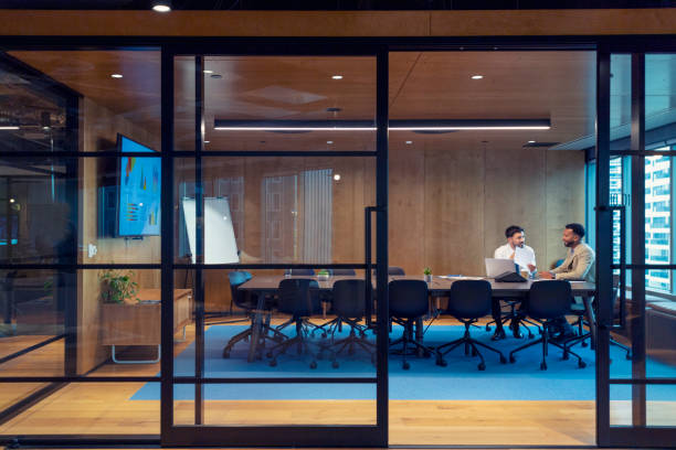 biznesmeni pracujący w sali konferencyjnej z laptopem i cyfrowym tabletem - ipad digital tablet ipad 2 blank zdjęcia i obrazy z banku zdjęć
