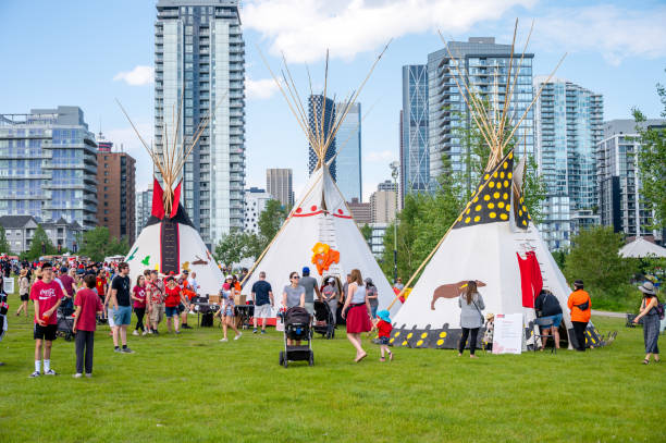 tipi blackfoot en el día de canadá - first nations fotografías e imágenes de stock