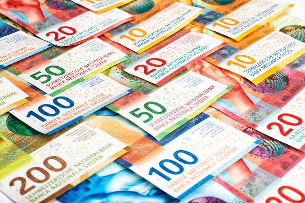 schweizer franken banknoten währung chf schweiz - swiss francs stock-fotos und bilder