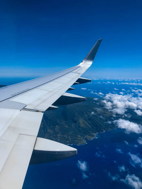 flying into maui - mountain range earth sky airplane imagens e fotografias de stock