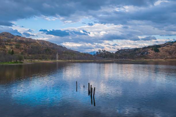 loch shiel - beautiful lake in the scottish highlands - mountain reflection non urban scene moody sky imagens e fotografias de stock
