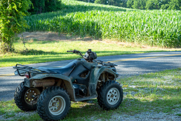 zielony samochód terenowy na pierwszym planie z polem kukurydzy rolniczej - off road vehicle quadbike 4x4 adventure zdjęcia i obrazy z banku zdjęć