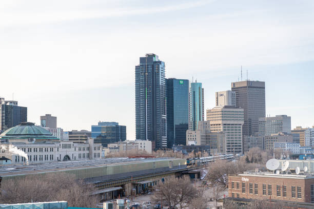 21 aprile 2022 - winnipeg, manitoba canada - downtown winnipeg skyline al crepuscolo - canada main street manitoba winnipeg foto e immagini stock