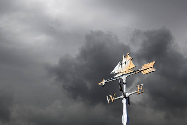 флюге�р парусника против грозовых облаков - weather vane фотографии стоковые фото и изображения