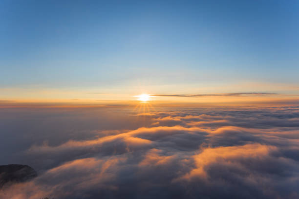 morze chmur i wschodu słońca - sea of clouds zdjęcia i obrazy z banku zdjęć