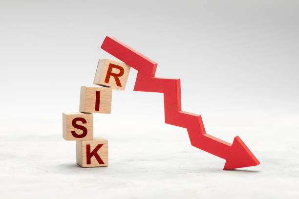 Fall risk. Red down arrow as a symbol of crisis or risky investment Fall risk. Red down arrow as a symbol of crisis or risky investment. word processing stock pictures, royalty-free photos & images