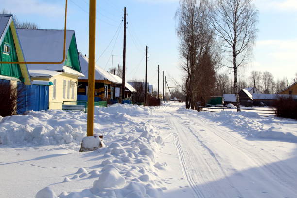 wiejska ulica w zimie w mroźny słoneczny dzień w rosji - tranquil scene sky road street zdjęcia i obrazy z banku zdjęć