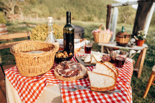 picnic italiano nel sud italia - wine cheese food salami foto e immagini stock