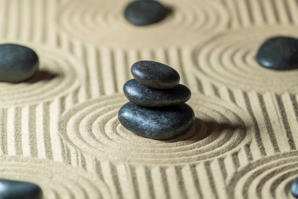 zen-garten mit gestapelten steinen auf sand. - stone zen like buddhism balance stock-fotos und bilder